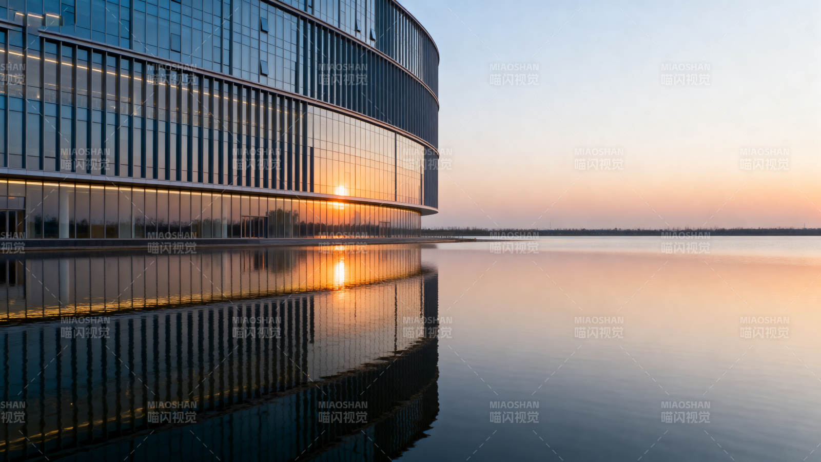 现代建筑与夕阳倒影图片