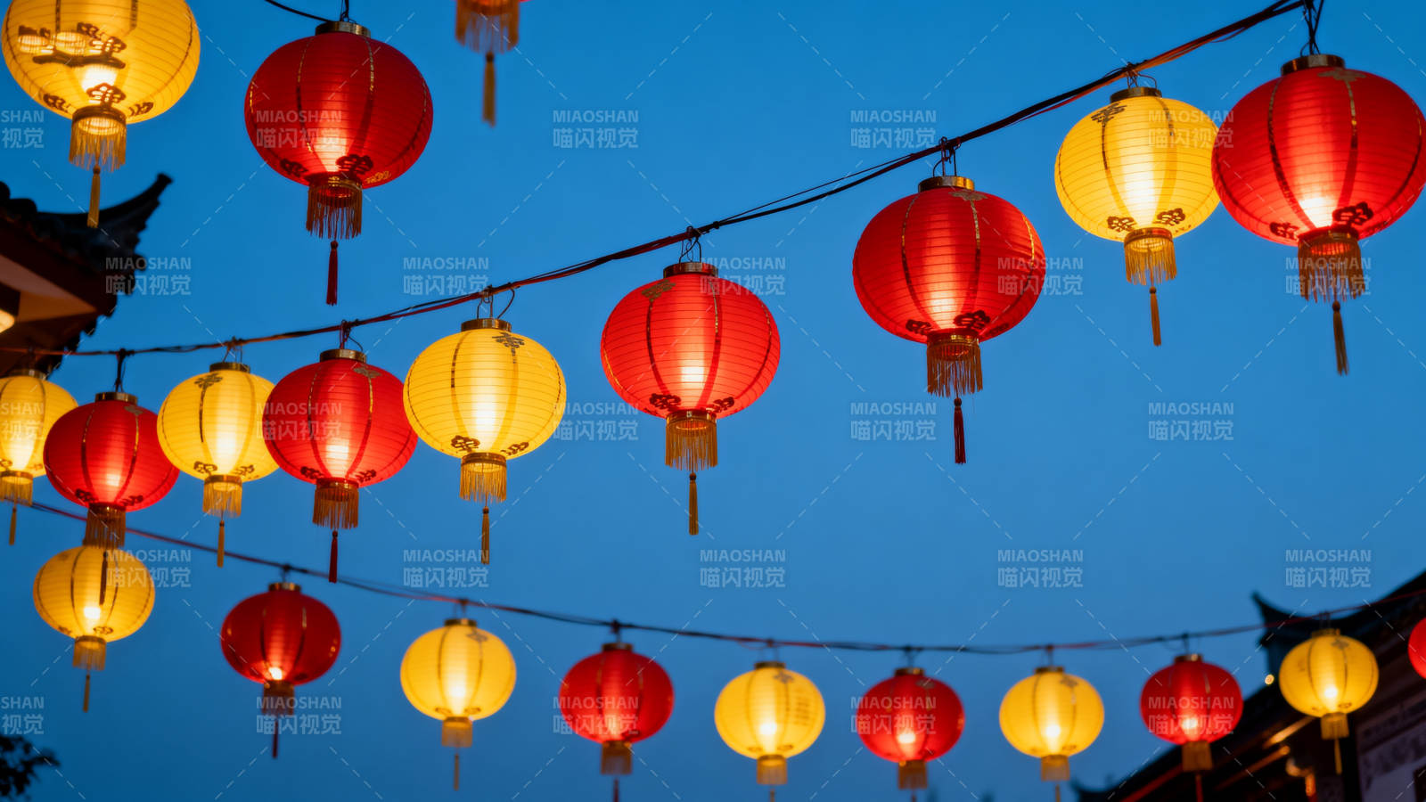 红黄灯笼高高挂节日氛围浓厚图片