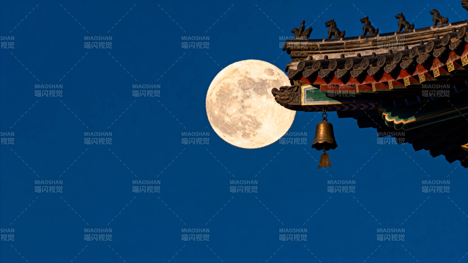 古建筑屋檐与明月图片