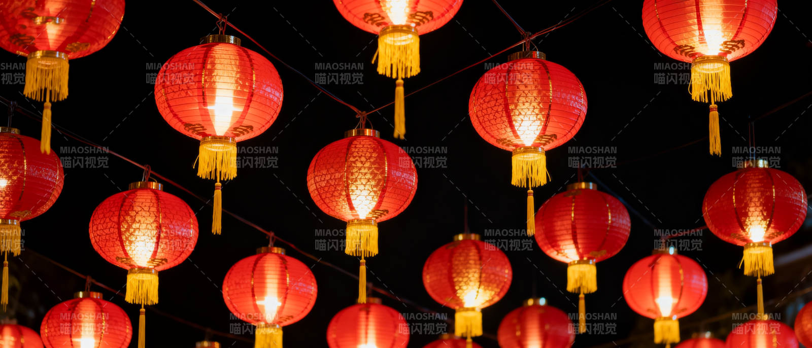 红色灯笼高高挂图片