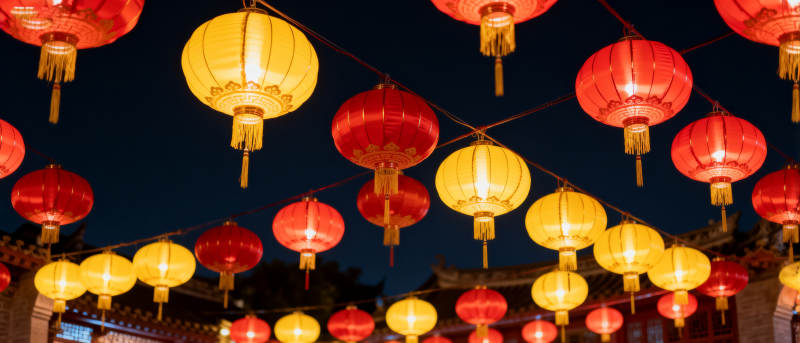 红黄灯笼高高挂节日氛围浓厚图片