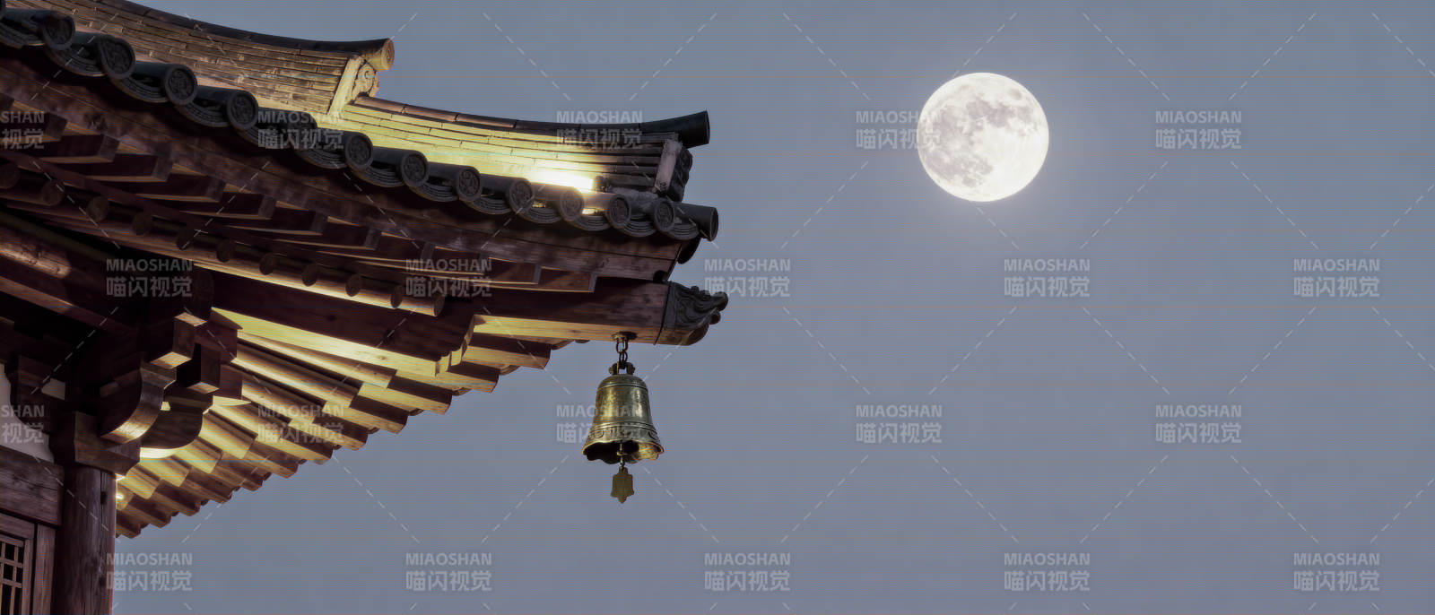 古建筑屋檐与明月图片