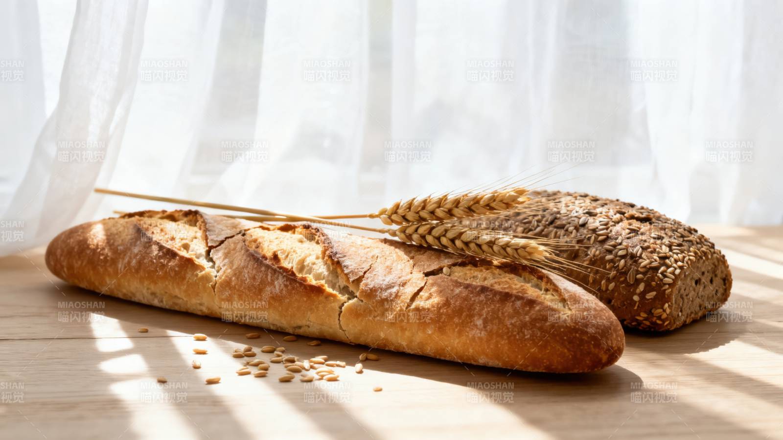 阳光下的面包与麦穗图片