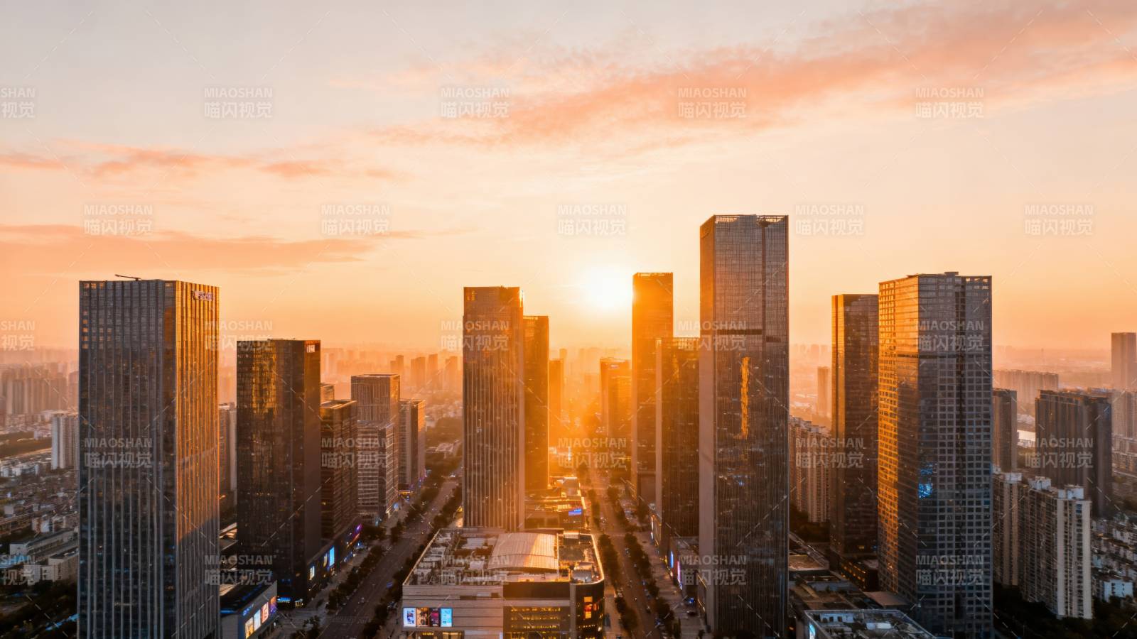 城市日落高楼林立图片