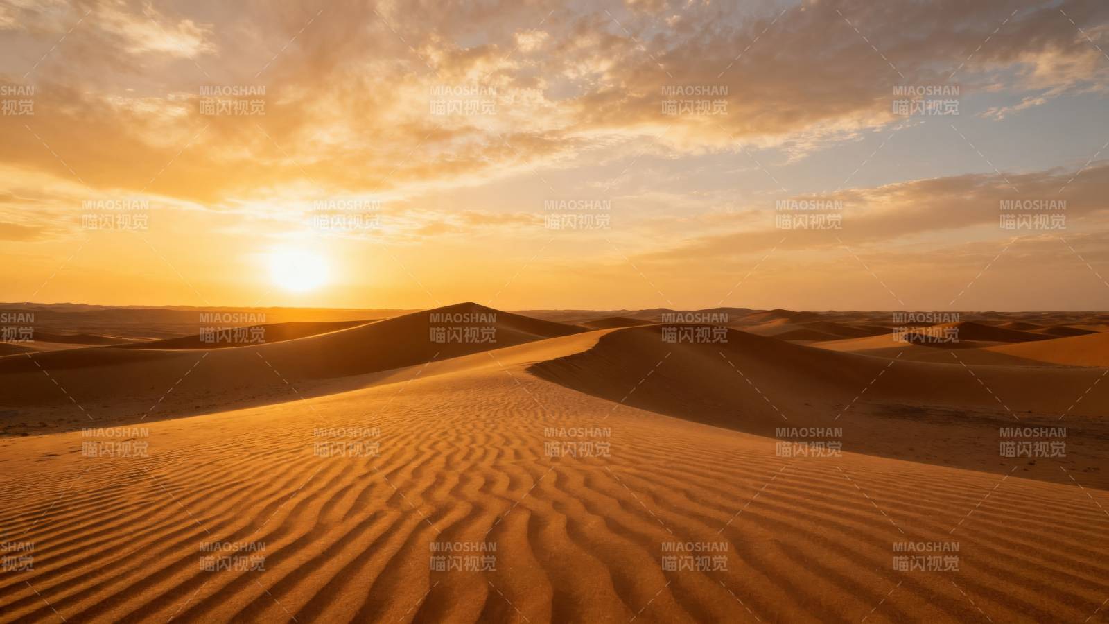 沙漠日落金黄沙丘图片