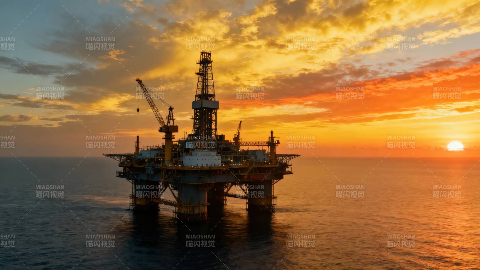 海上石油钻井平台日落图片