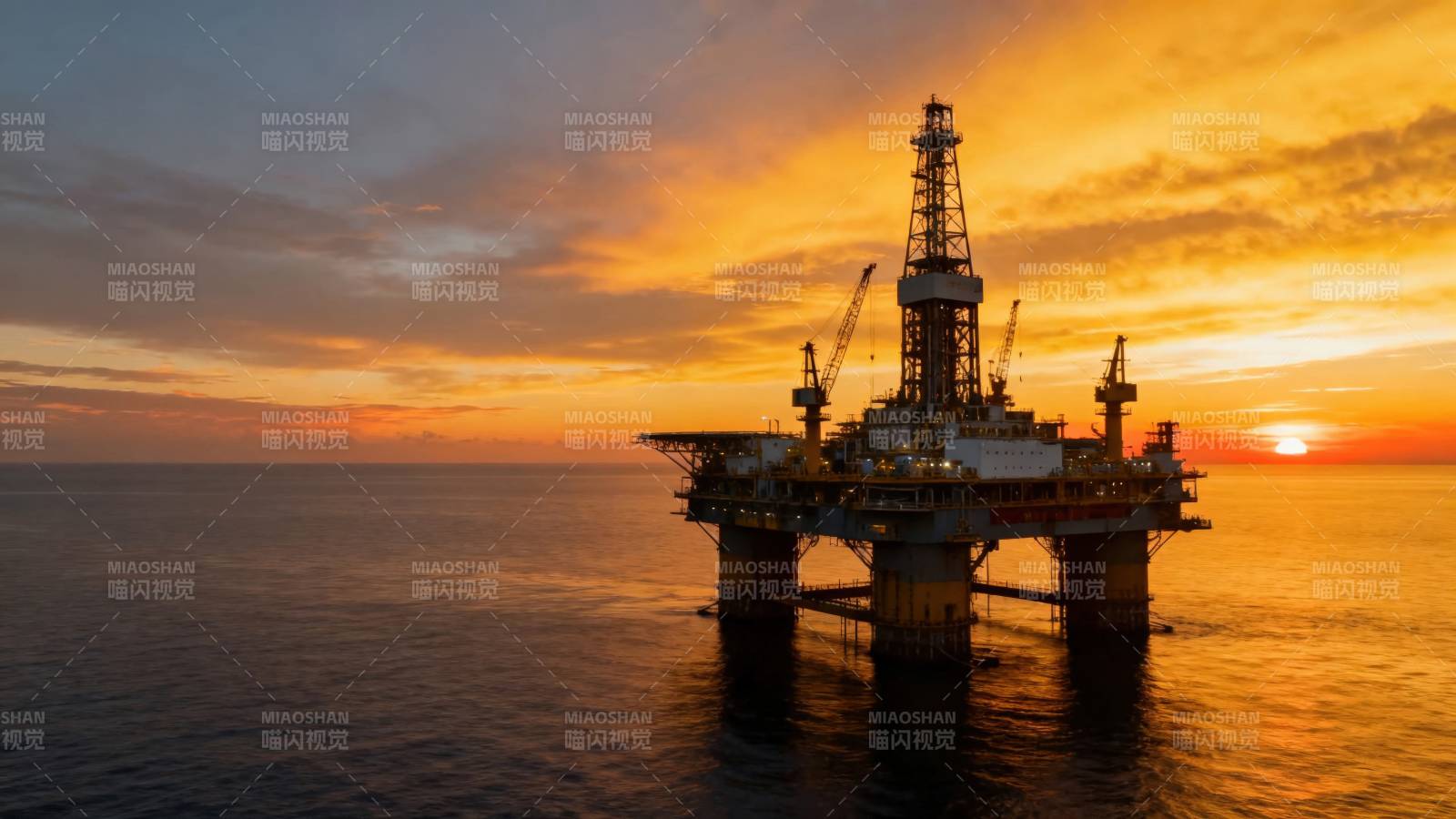 海上石油钻井平台日落图片