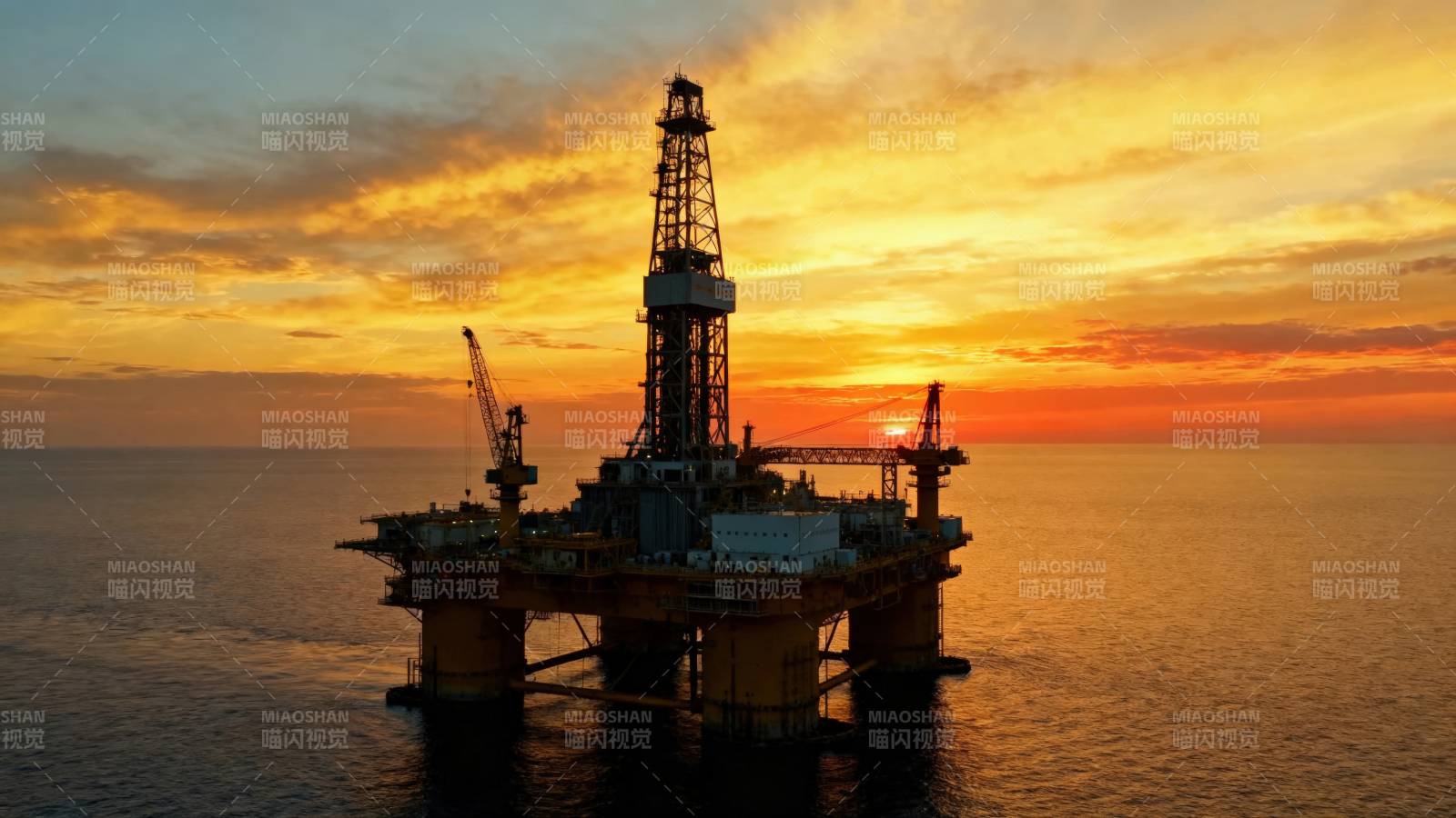 海上石油钻井平台日落图片