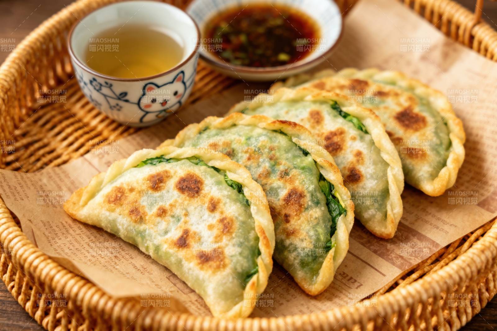 韭菜盒子配蘸料和茶图片