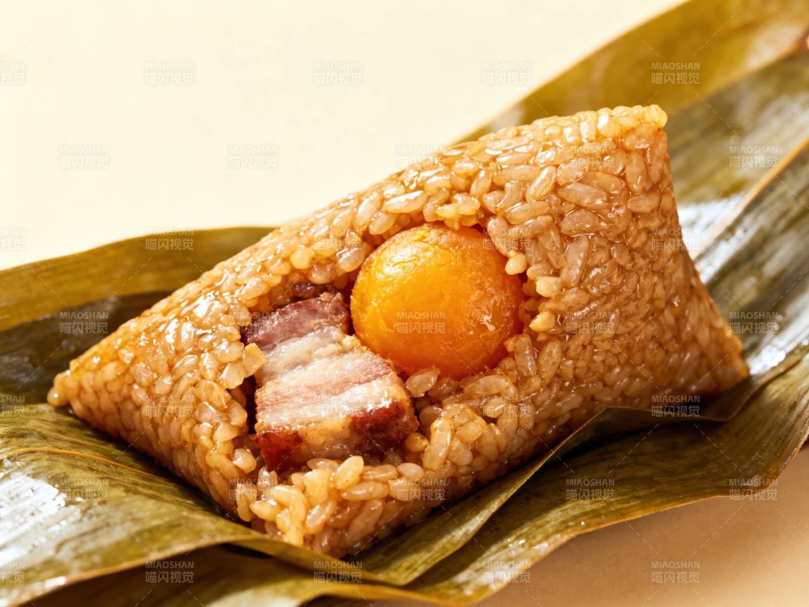蛋黄肉粽特写展示图片