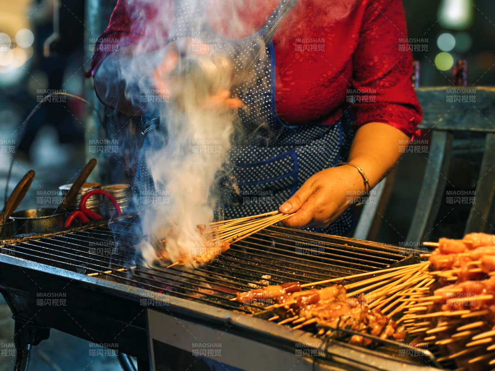 街头烤串飘香图片