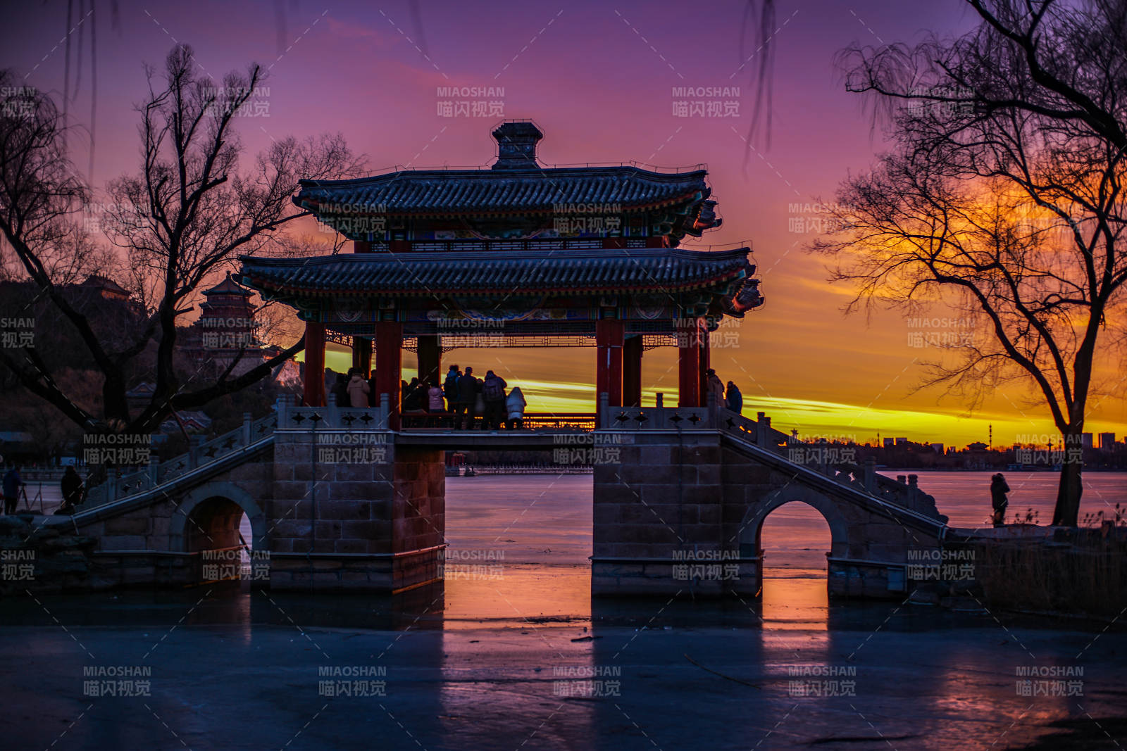 颐和园豳风桥夕阳下的古桥亭图片