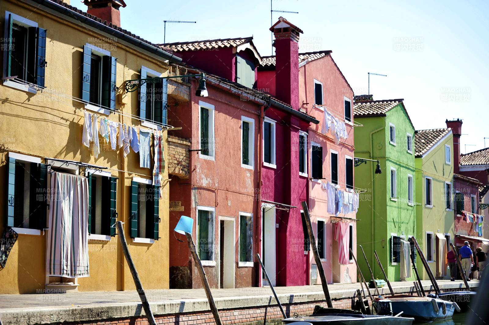 意大利彩色小屋临水而居图片