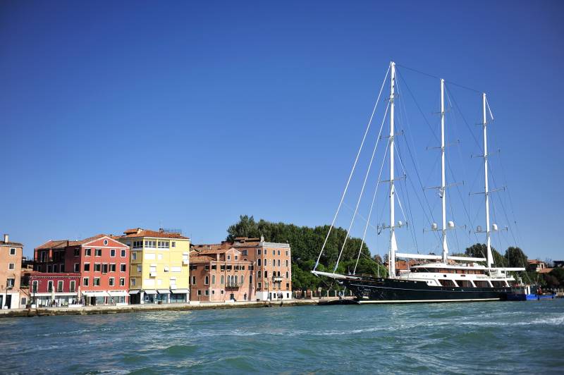 意大利威尼斯水畔帆船图片