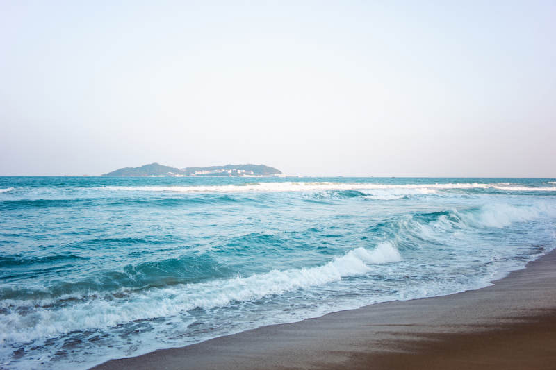 海浪拍岸 远山如画图片