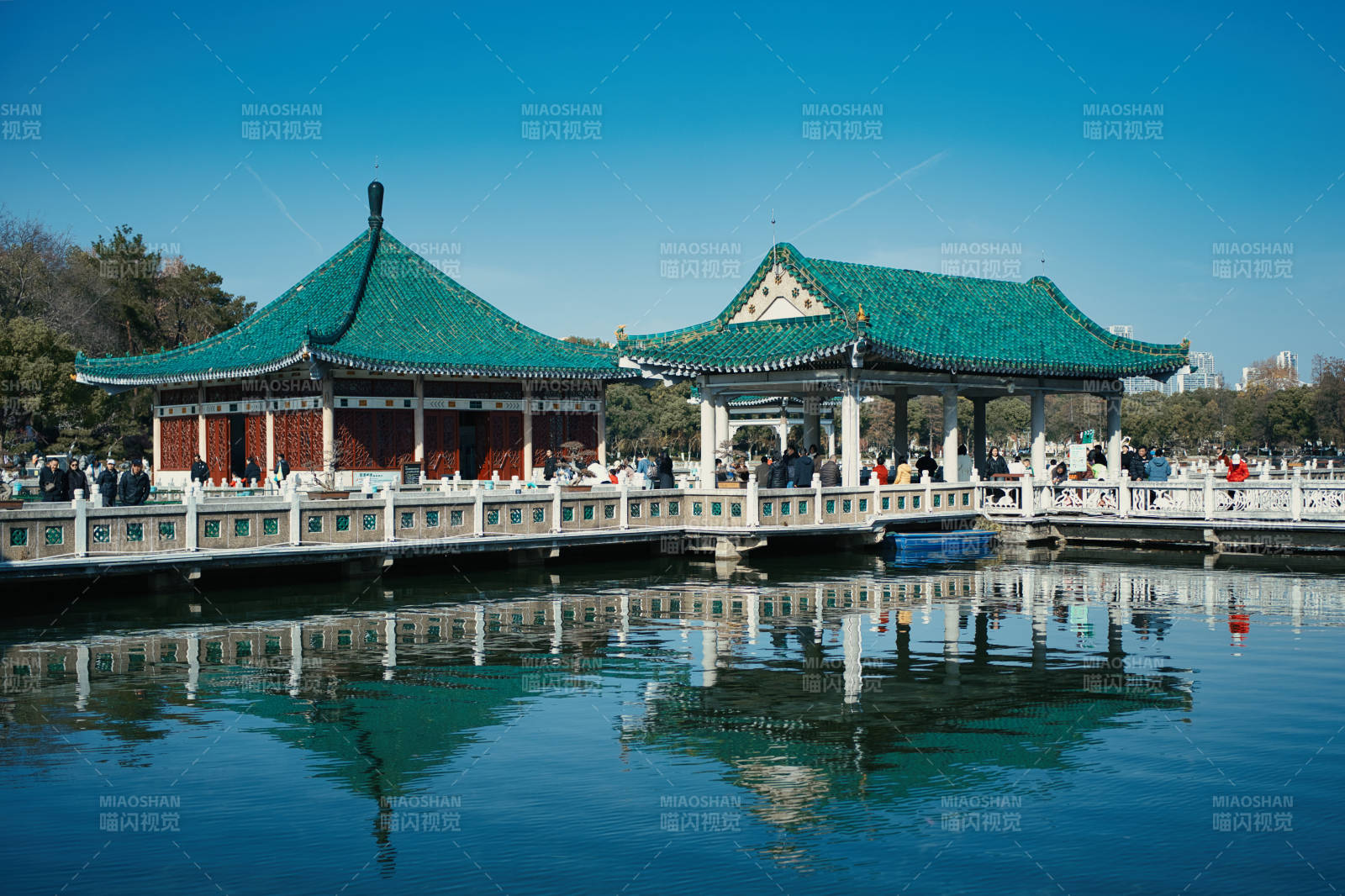 武汉东湖听涛古亭倒影图片