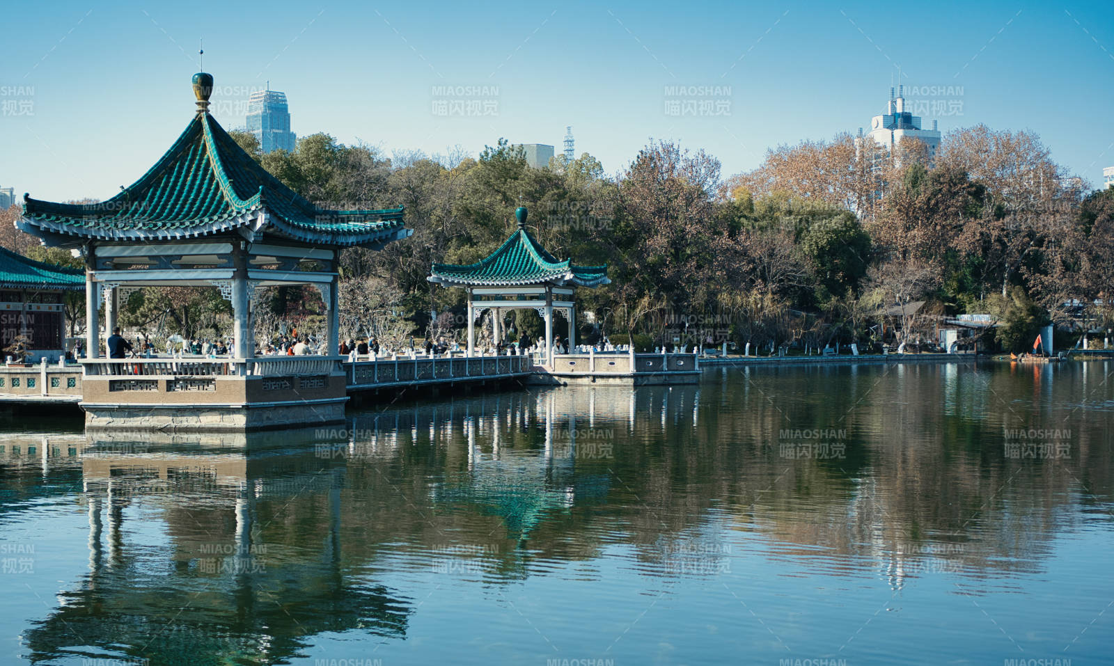 武汉东湖听涛亭台倒影图片