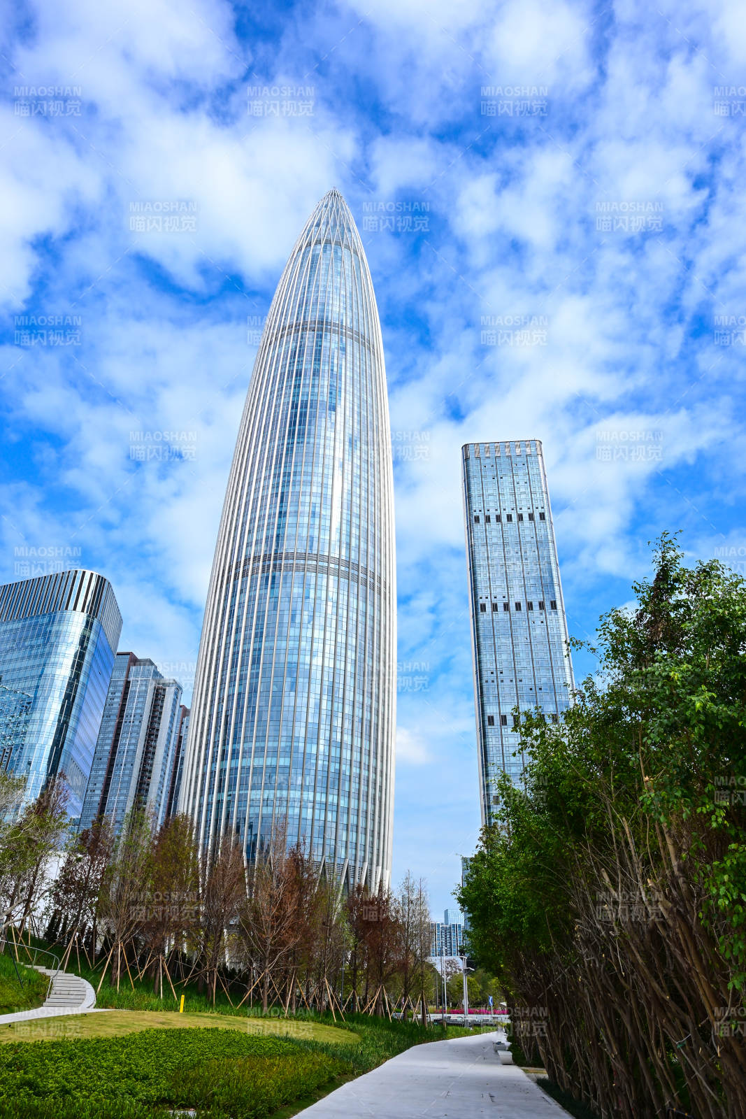 蓝天白云下的深圳现代建筑春笋大厦城市风光图片