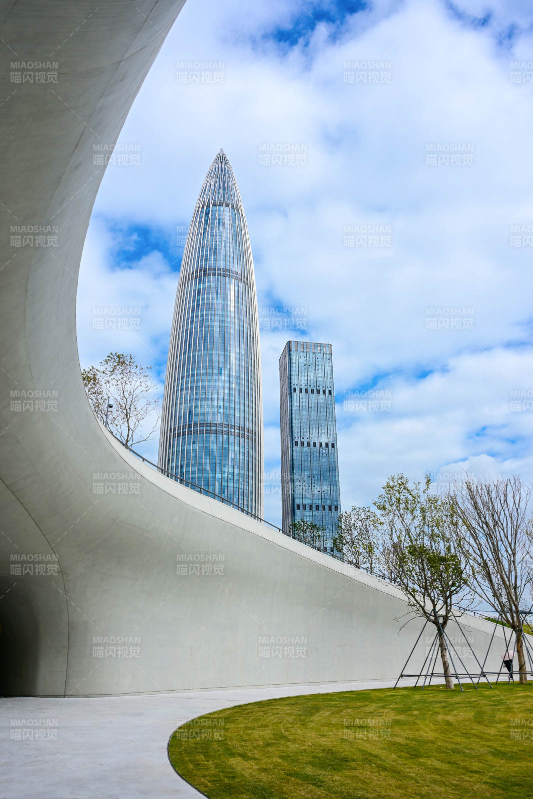 深圳文化广场蓝天白云下的现代艺术建筑景观图片