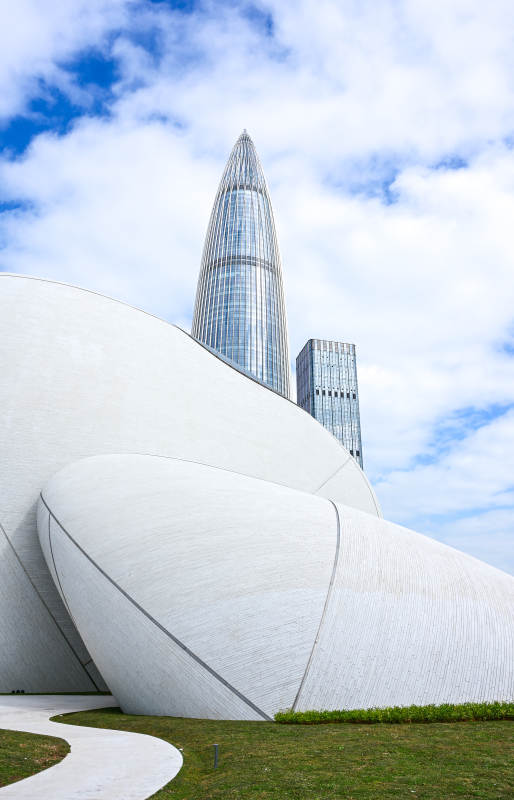深圳文化广场蓝天白云下的现代艺术建筑景观图片