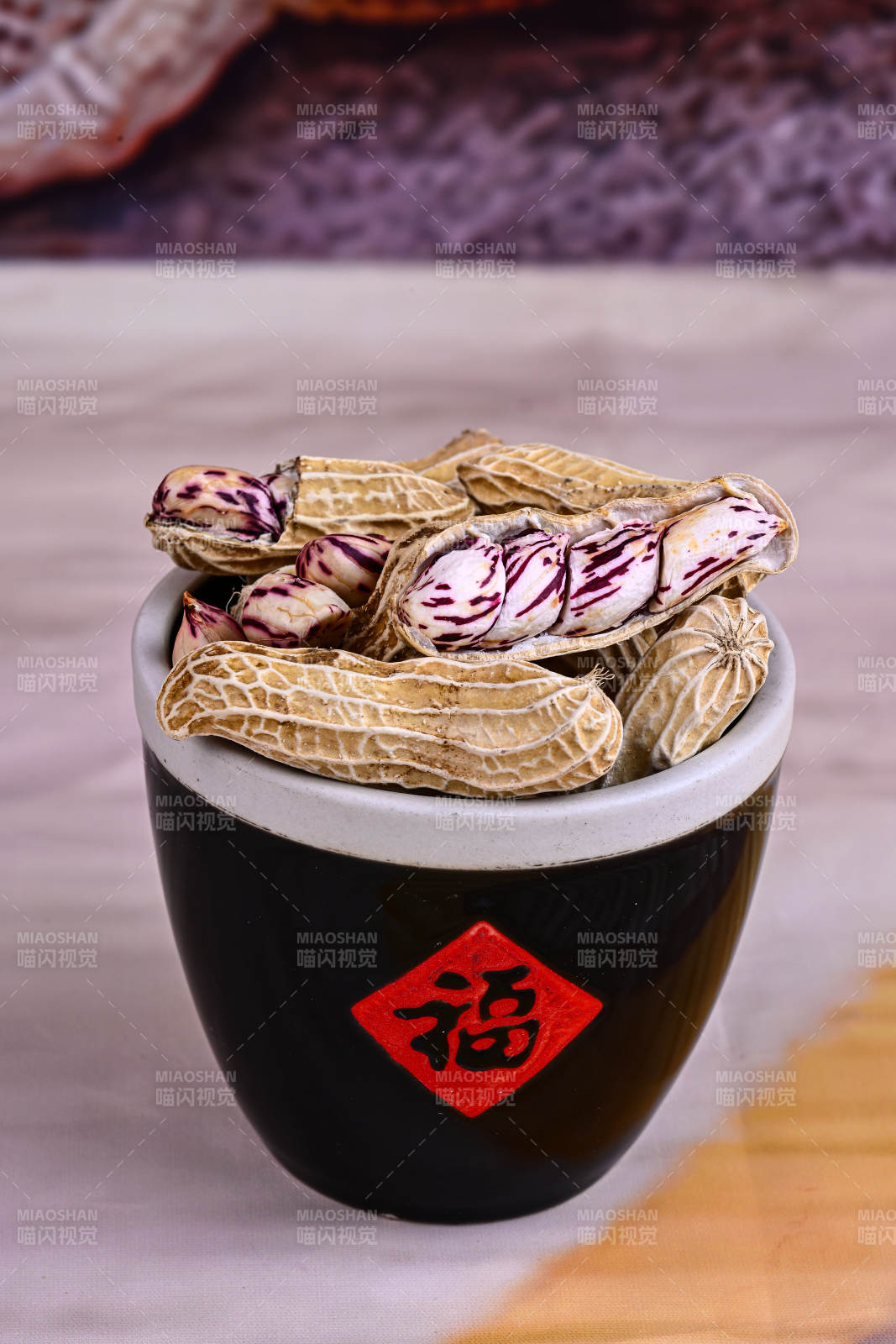 饱满带壳多彩紫纹花生特写图片