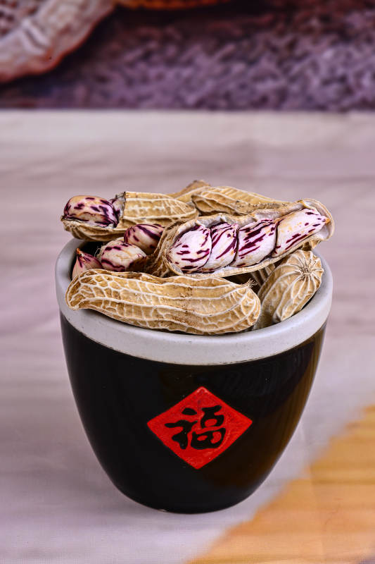 饱满带壳多彩紫纹花生特写图片