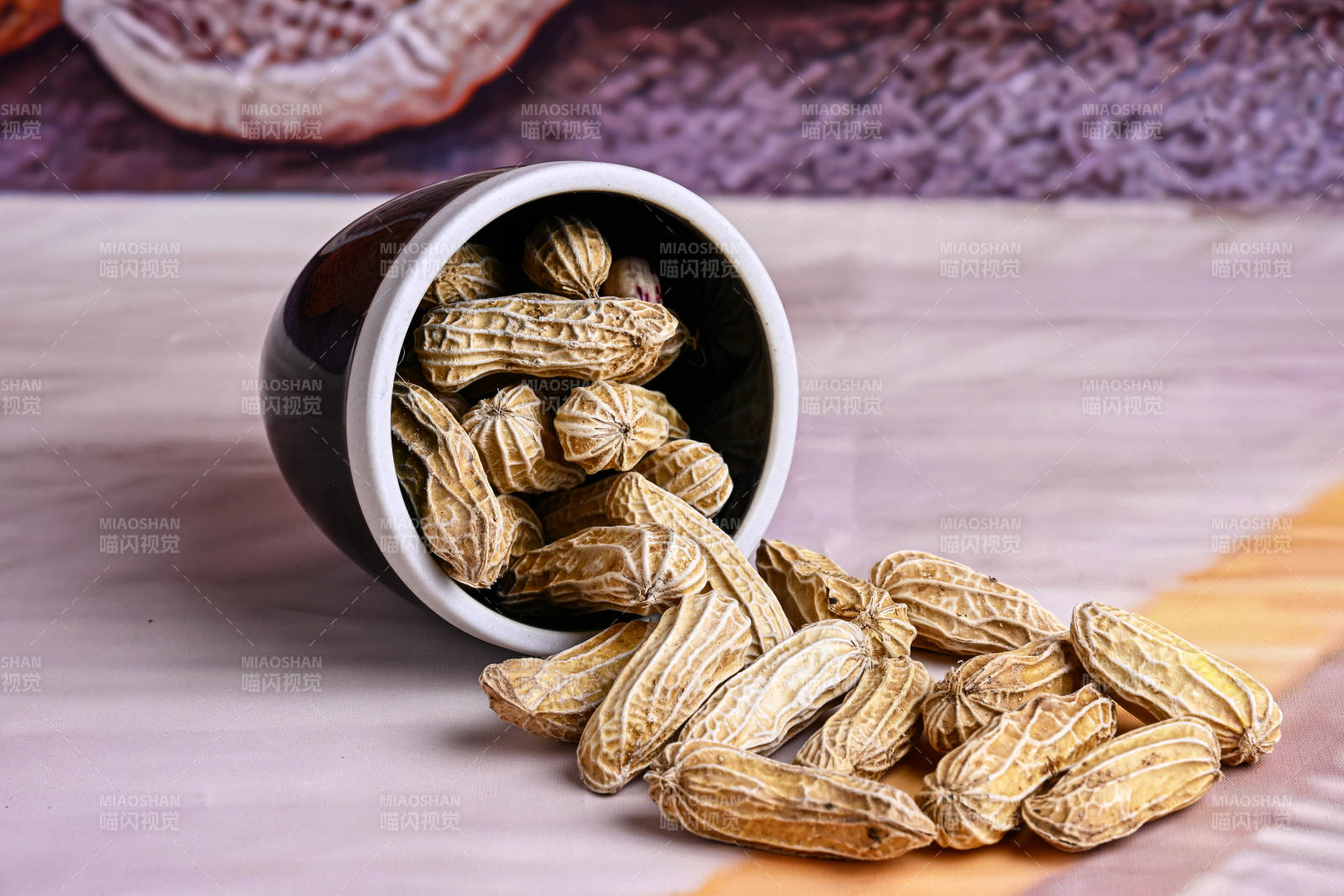 饱满带壳多彩紫纹花生倾泻而出特写图片