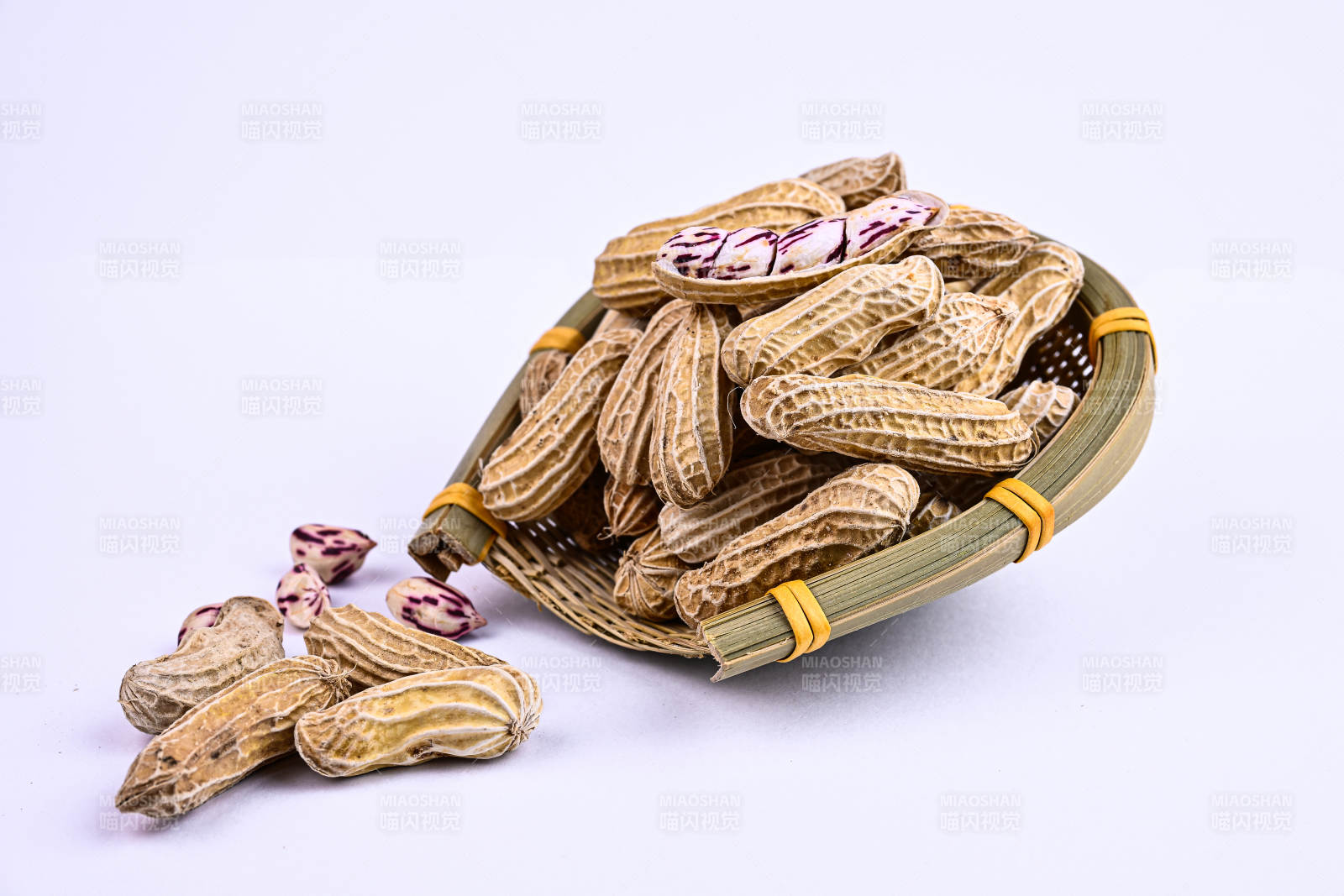 竹篮里的饱满带壳多彩紫纹花生特写图片