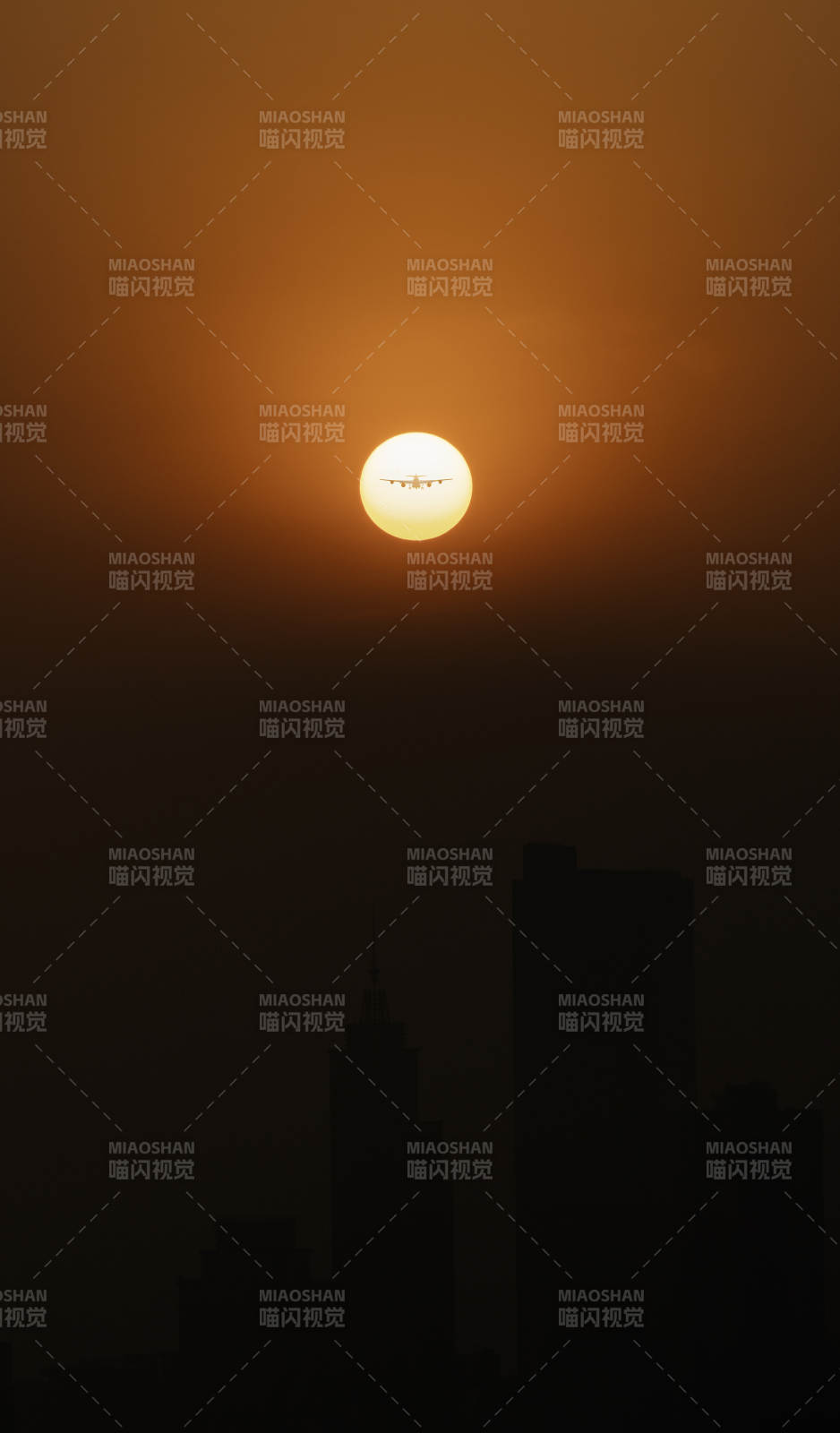 夕阳下的城市剪影图片