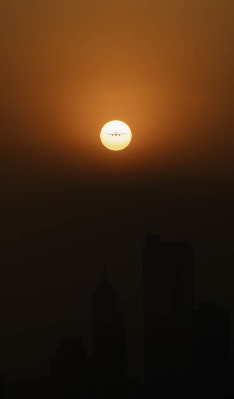 夕阳下的城市剪影图片