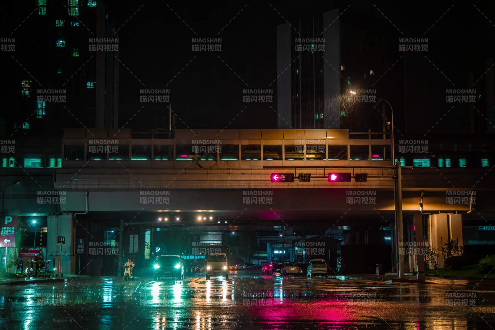 雨夜都市光影图片