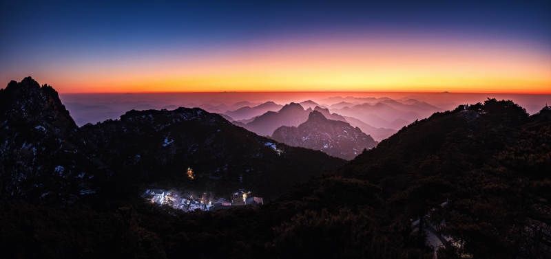 山巅日出美景 黄山图片