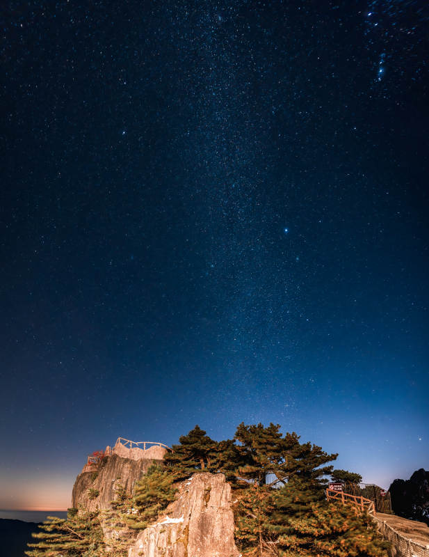 星河璀璨山巅夜 黄山图片