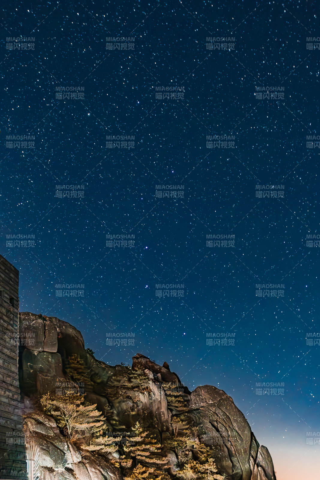 星空下的山岩夜景  黄山图片