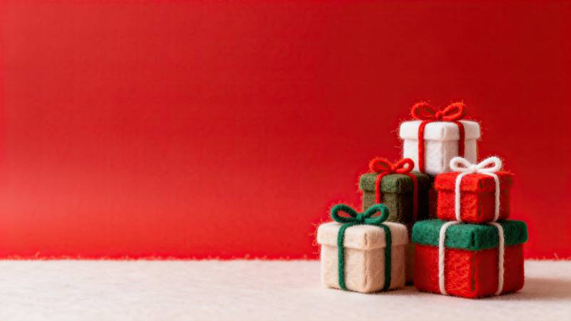 红色背景上的彩色礼物盒堆叠图片