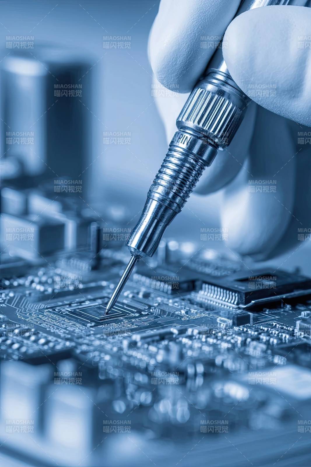 科技维修精密电路板操作图片