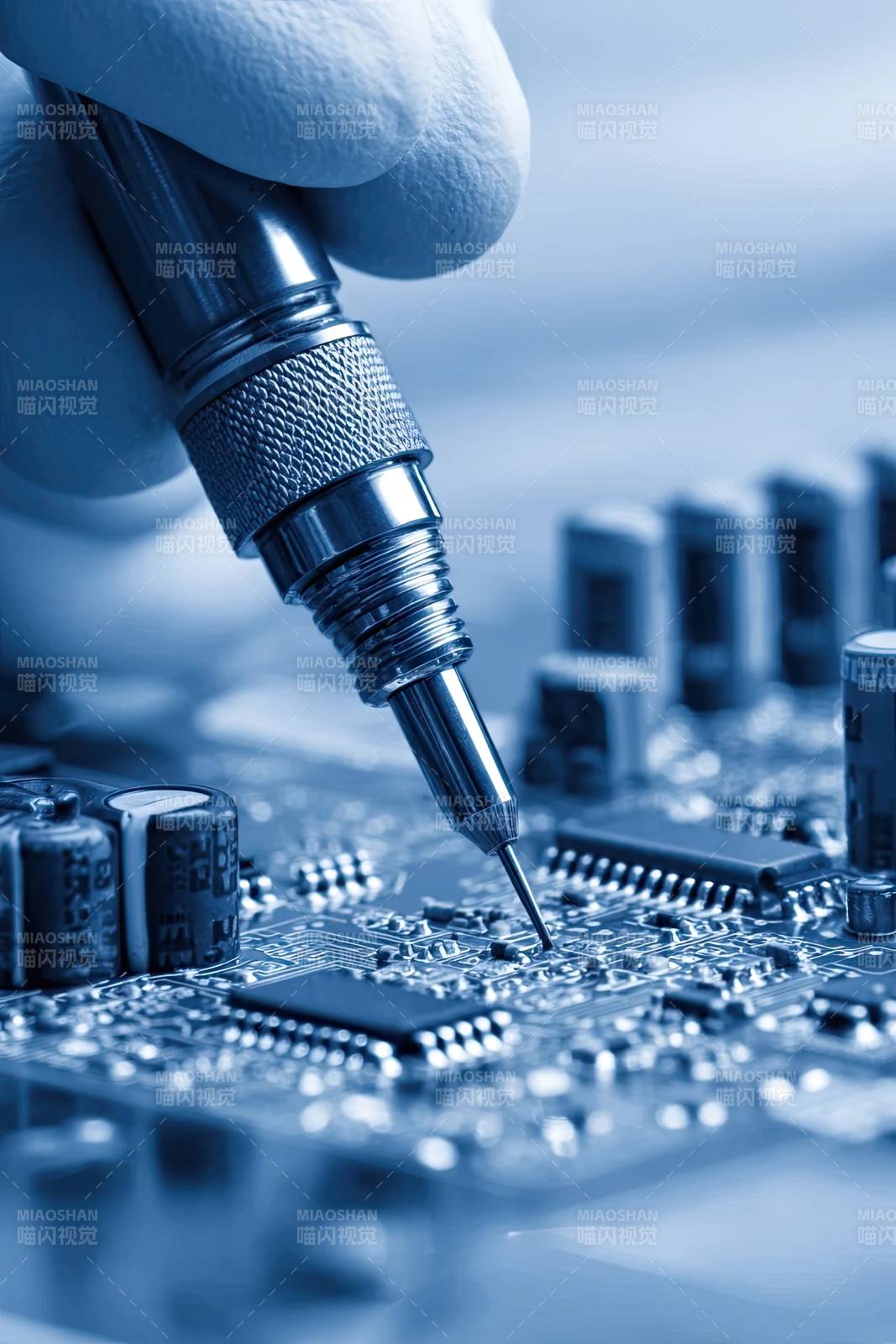 电子元件维修特写图片