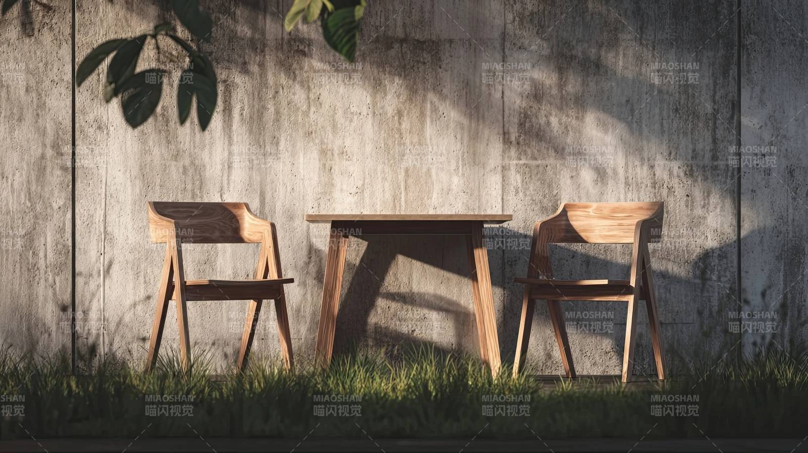 阳光下的木质桌椅与绿植图片