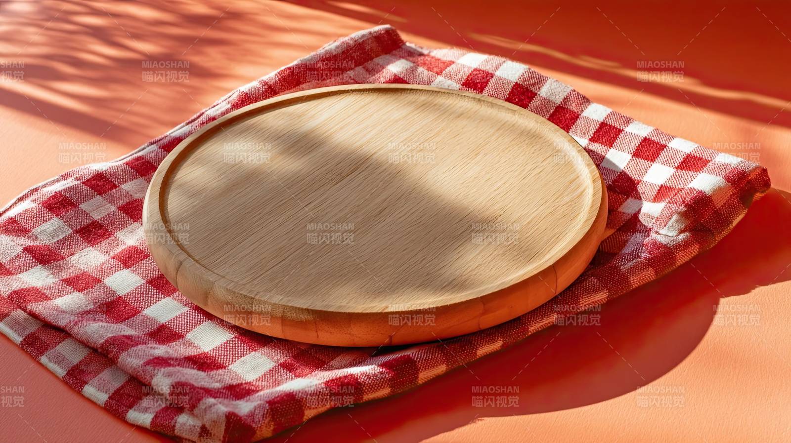 木质圆盘置于红白格布图片