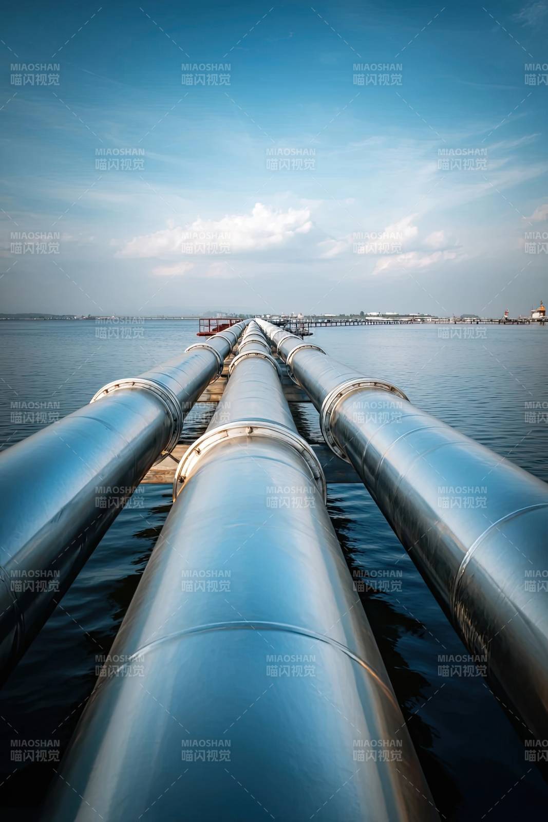 海上延伸的金属管道壮观景象图片