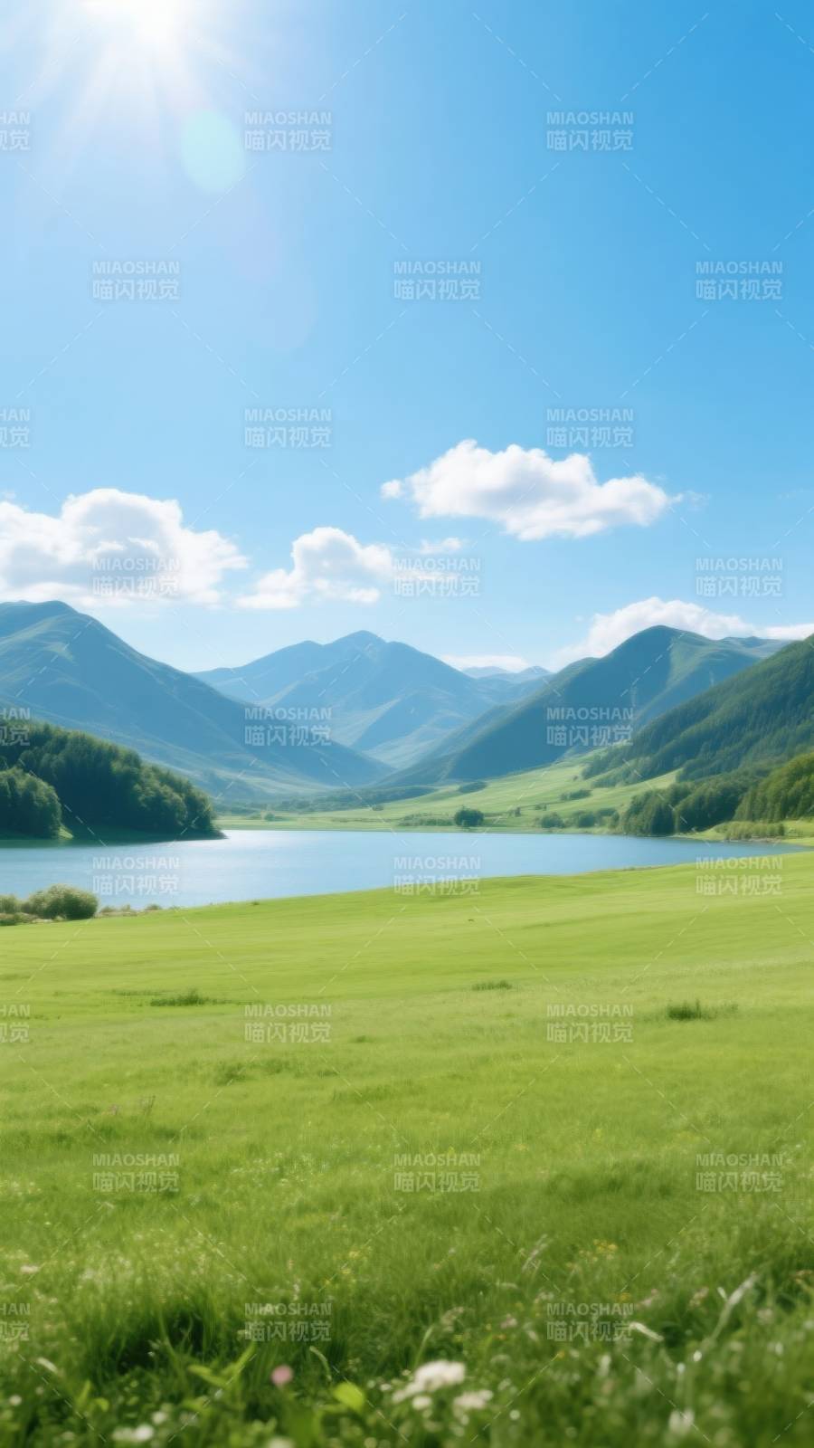 阳光下的山谷湖泊图片