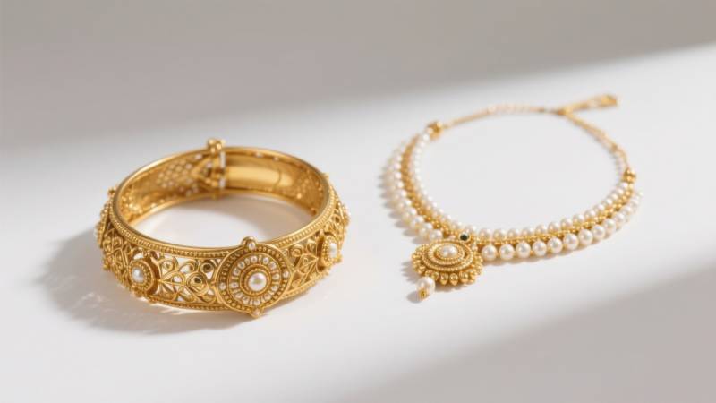 金色手镯与珍珠项链图片