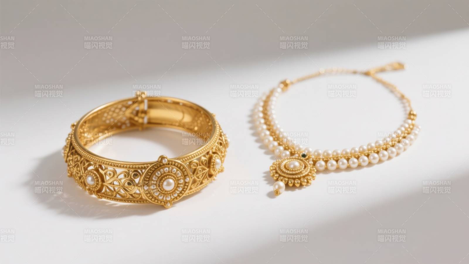 金色手镯与珍珠项链图片