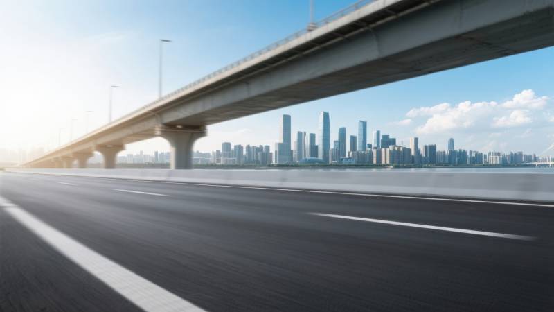 城市高架桥与天际线图片