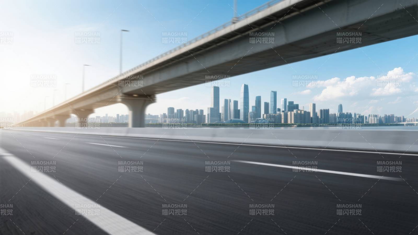 城市高架桥与天际线图片