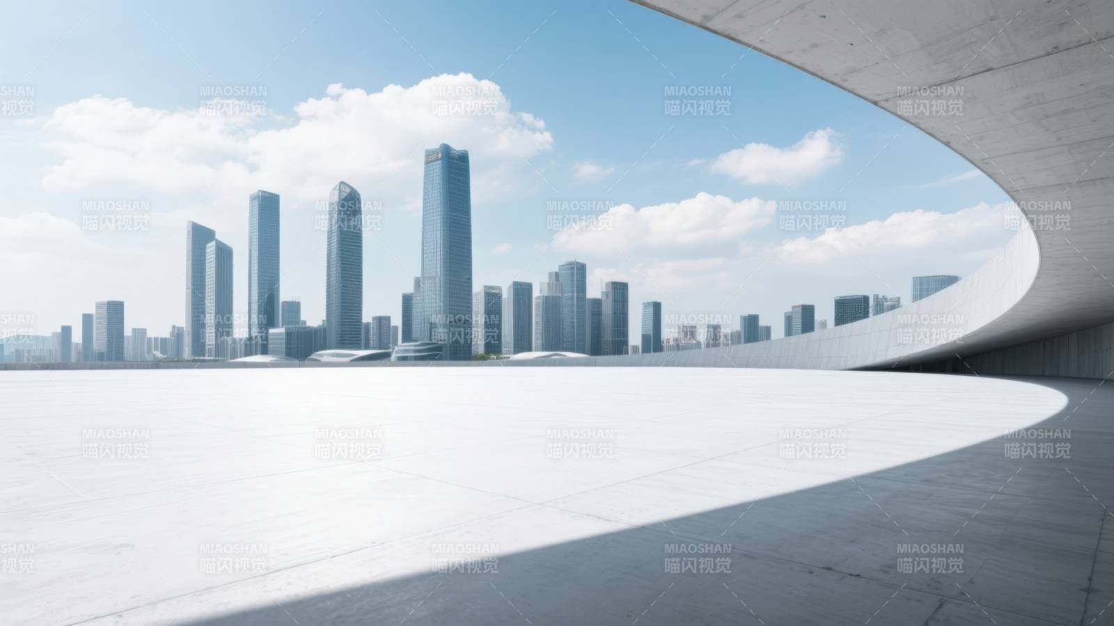 现代城市天际线与弧形建筑图片