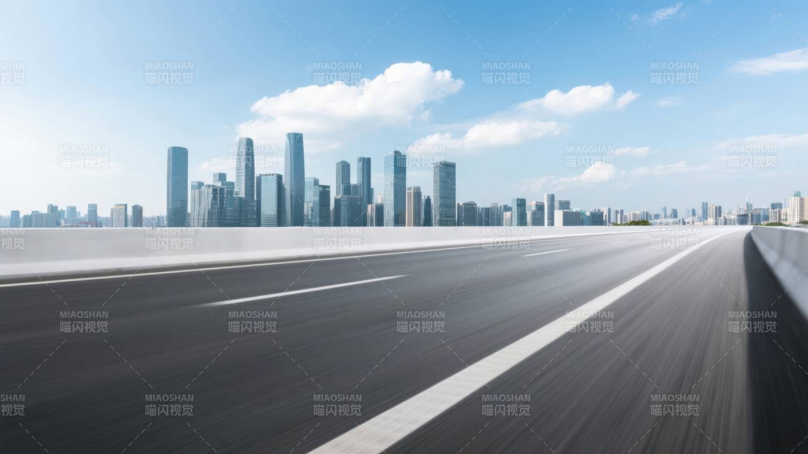 城市天际线与高架公路图片