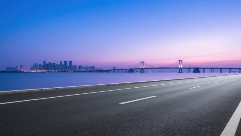 城市天际线与桥梁夜景图片