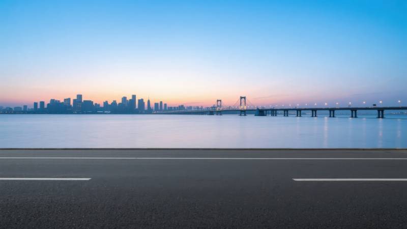 城市天际线与跨江大桥图片