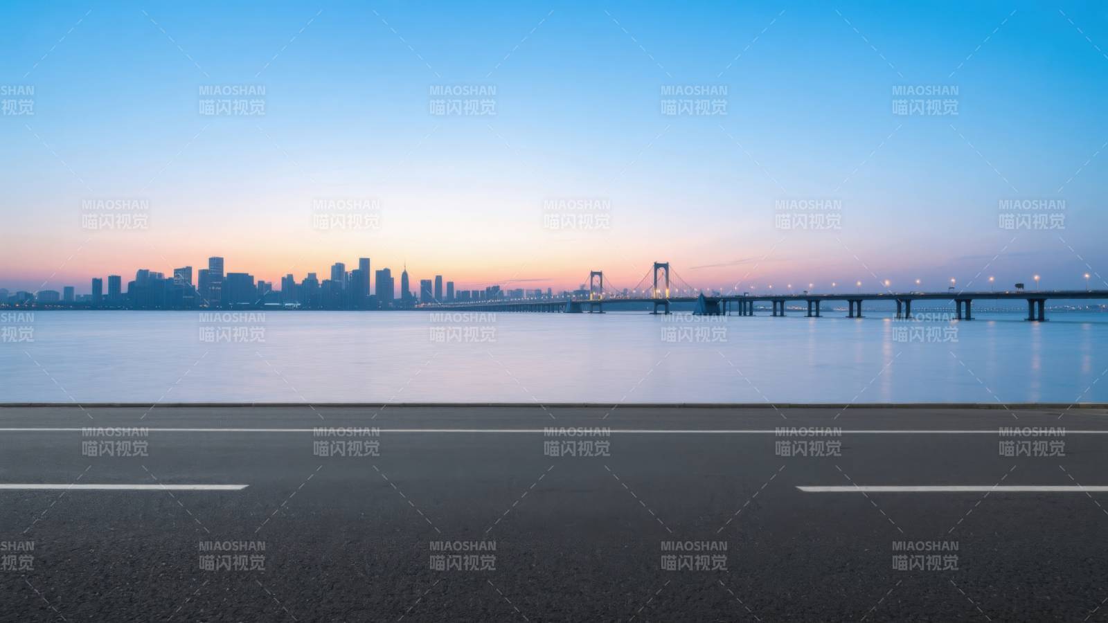 城市天际线与跨江大桥图片